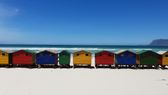 Die bunten Badehäuschen von Muizenberg vor der Brandung der False Bay