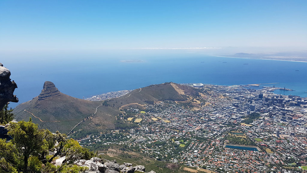 Sprachreise nach Südafrika - jetzt Kapstadt erleben! Genieße die sicht vom Tafelberg auf das Zentrum von Kapstadt. Plane deine Sprachreise nach Kapstadt.