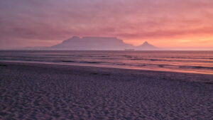 Sonnenuntergang in Kapstadt mit Tafelberg und Lions Head - plane denen Kapstadt Urlaub auf cape-town.at - Kapstadt Urlaub in Südafrika