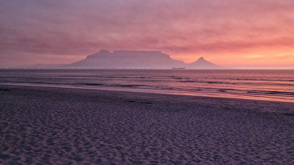 Sonnenuntergang in Kapstadt mit Tafelberg und Lions Head - plane denen Kapstadt Urlaub auf cape-town.at - Kapstadt Urlaub in Südafrika